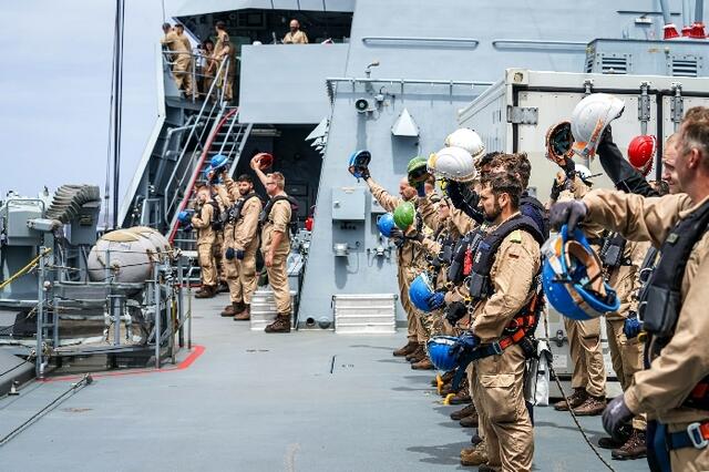 Die BADEN- WÜRTTEMBERG bedankt sich zum Abschluss bei der Besatzung der FRANKFURT AM MAIN für die kollegiale Hilfe. | Foto: Bundeswehr (Instagram)