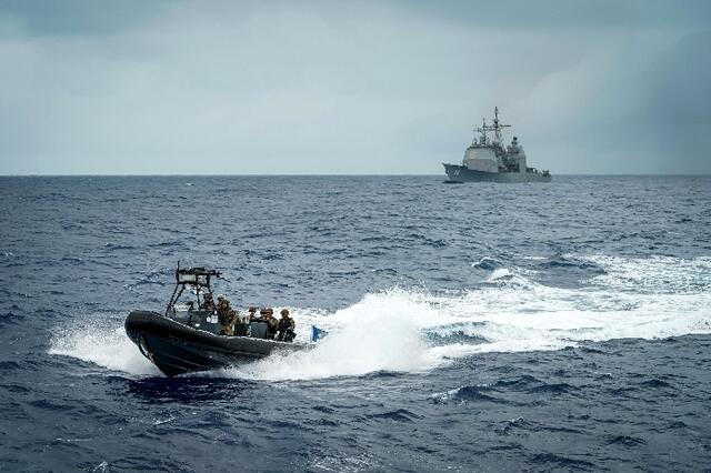 Das Boardingteam der USS PRINCETON setzt zur BADEN- WÜRTTEMBERG über | Foto: Bundeswehr, X