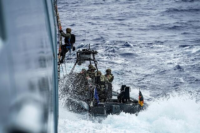 Das Boardingteam der USS PRINCETON erklimmt die Bordwand der BADEN- WÜRTTEMBERG | Foto: Bundeswehr, X