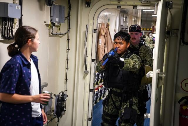 Das Boardingteam der Amerikaner durchsucht jeden Winkel des "Frachters" und stößt immer wieder auf unkooperative, genervte Besatzungsmitglieder, von denen man nie weiß, ob sie wirklich unbewaffnet und so harmlos sind, wie sie ausschauen. | Foto: Bundeswehr, X