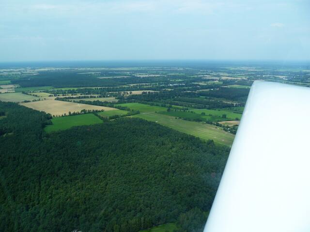 Auf 4 Uhr liegt das Gelände der Start- und Landebahn.
