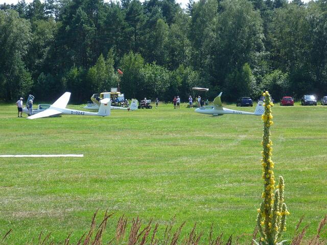 Wegen Westwind am 21. Juli findet der Start am hinteren Flugplatzgelände statt. - Der vordere Teil des Platzes befindet sich in der Nähe der DB-Strecke. 
