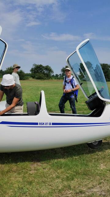 Der #Spargelsprinter hat den Fallschirm schon festgezurrt.
