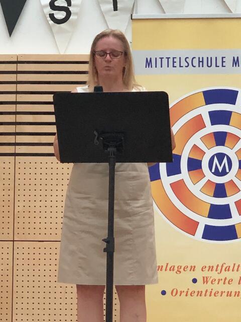 Foto: Madeleine Schmid sprach für den Elternbeirat.