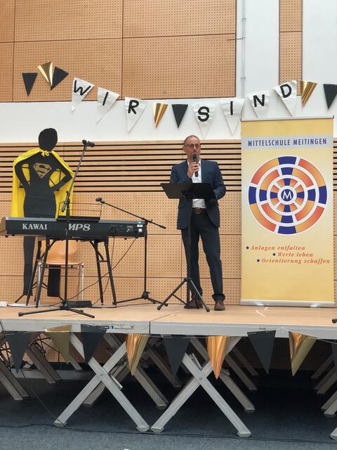 Foto: Rektor Peter Reithmeir bei seiner letzten Ansprache als Schulleiter. Er geht in den Ruhestand.