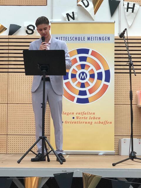 Foto: Ansprache des Schülersprechers Noah Veloce.