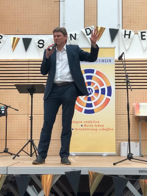 Foto: Schulverbandsvorsitzender und Bürgermeister Dr. Michael Higl bei seiner Ansprache an die Entlassschülerinnen und Entlassschüler.
