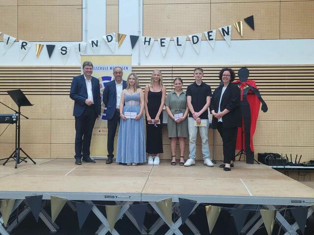 Foto: Die Besten der 9. Jahrgangsstufen mit Bürgermeister Dr. Michael Higl, Rektor Peter Reithmeir und Konrektorin Stefanie Klein.