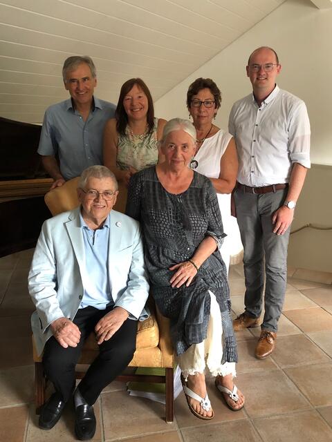 Foto: Sie freuen sich über eine gelungene Veranstaltung v.l.n.r.: Herbert Summer, Sabine Kleinle-Mangoldt, Hedwig Summer, Bürgermeister Tobias Kunz und vorne Ernst W. Koelnsperger, Ruth Möbius.