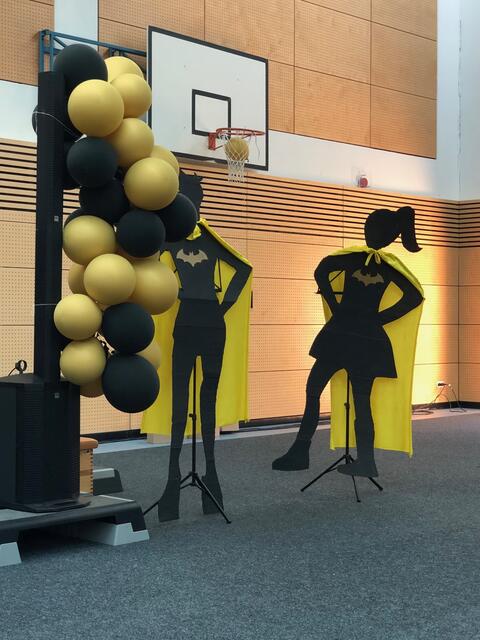 Foto: Superman und Supergirl - Deko in der Mensa.