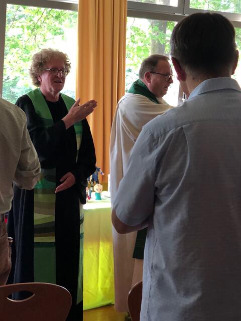 Foto: Pfarrer Stefan Pickart (links) und Pfarrer Gerhard Krammer spendeten am Ende der ökumenischen Andacht den Segen.