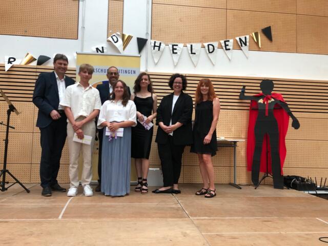 Foto: Die Klassenbesten der 10. Jahrgangsstufen mit Dr. Michael Higl, Rektor Peter Reithmeir, Konrektorin  Stefanie Klein und Lehrerin Claudia Schmid.