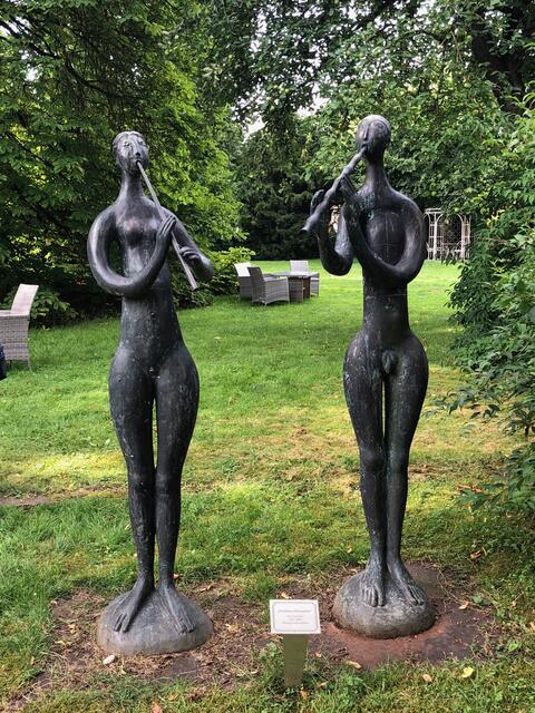 Foto: Moderne Kunst im Schlosspark Nordendorf.