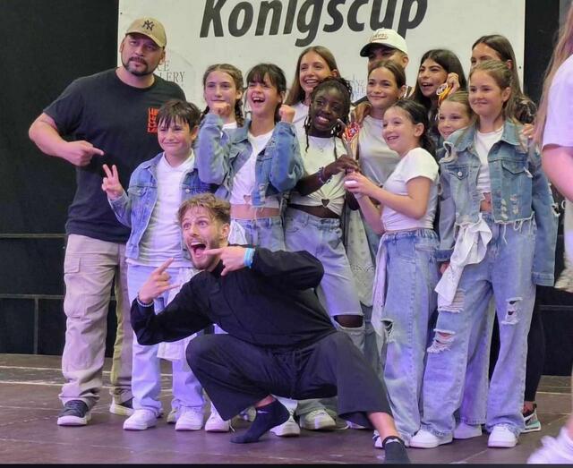 1. Platz für die stolzen Tänzer von Team Attack, zusammen mit ihrem Trainer Dennis | Foto: Andrea Dal Ponte