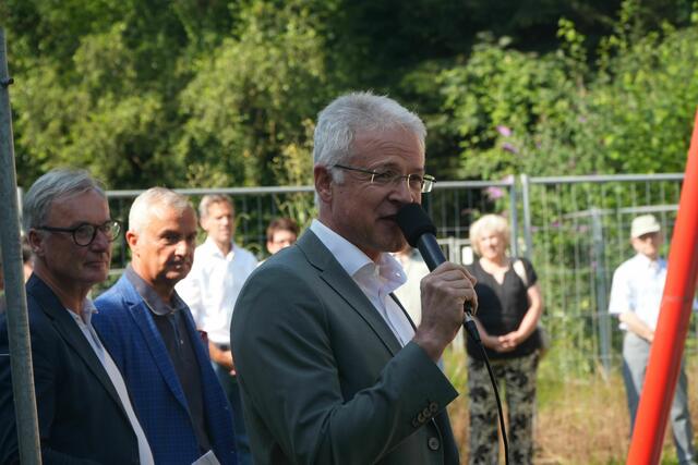 Schulamtsdirektor Robert Kaifer lobt den rasanten Baufortschritt und die neuen hellen Klassenzimmer. | Foto: Michael Linder / Stadt Günzburg