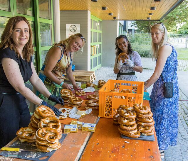 Die fleißigen Catering-Helferinnen im Hintergrund | Foto: Andrea Dal Ponte