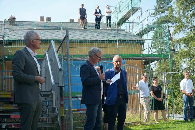 Architekt Harald Tiefenbacher spricht von einer Schule mit Wohlfühlcharakter. | Foto: Michael Linder / Stadt Günzburg