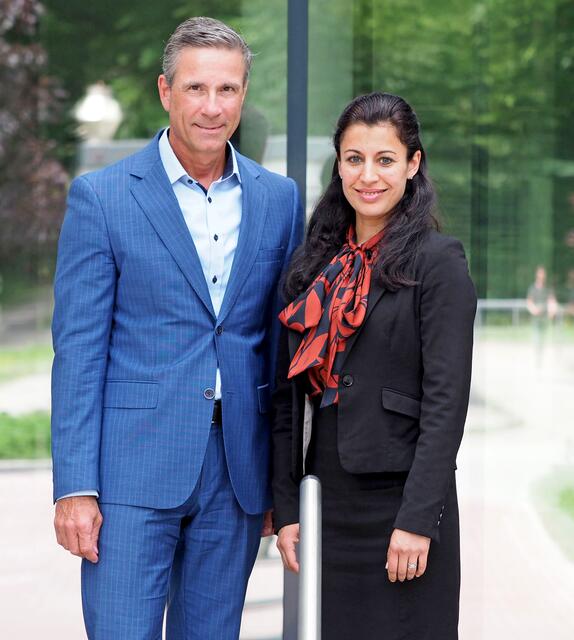 "Die Kooperation mit einem führenden Fluggastrechte-Portal gewährleistet schnelle und effiziente Prozesse, wenn Versicherte Entschädigungen einfordern wollen", erklären Stephanie Chander und Clemens Cichonczyk, Geschäftsführerin und Geschäftsführer der Itzehoer Rechtsschutz Union. | Foto: djd-k/Itzehoer Versicherungen