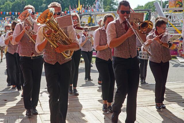 Der Festumzug mit den prächtigen Fahnen der Vereine und schwungvoller Marschmusik von mehreren Kapellen bildet am 9. August traditionell den Auftakt zum Volksfest. | Foto: Julia Ehrlich / Stadt Günzburg