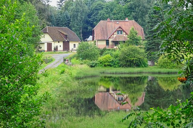 Forsthaus Uhlenbach mit dem Brachmannsberger Teich (Archivbild)