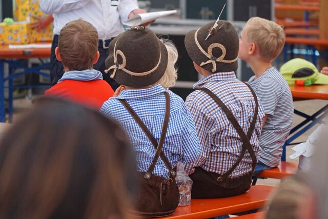Beim Kinder- und Familiennachmittag können sich Kinder und Jugendliche auf einen Luftballonwettbewerb sowie die Preisverteilung aus dem Gewinnspiel 2023 freuen. Lustige Clowns geben wieder Freifahrtscheine aus. | Foto: Julia Ehrlich / Stadt Günzburg