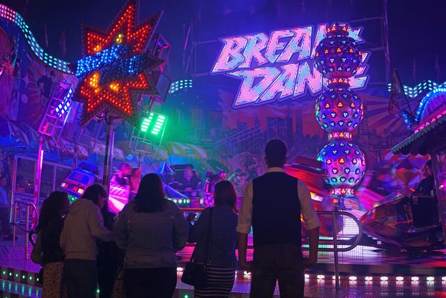 Egal ob im Festzelt oder auf dem großen Festgelände – vom schnellen Fahrgeschäft über die Festzeltstimmung bis zum kulinarischen Schmankerl: Beim Günzburger Volksfest kommt jeder auf seine Kosten. | Foto: Julia Ehrlich / Stadt Günzburg