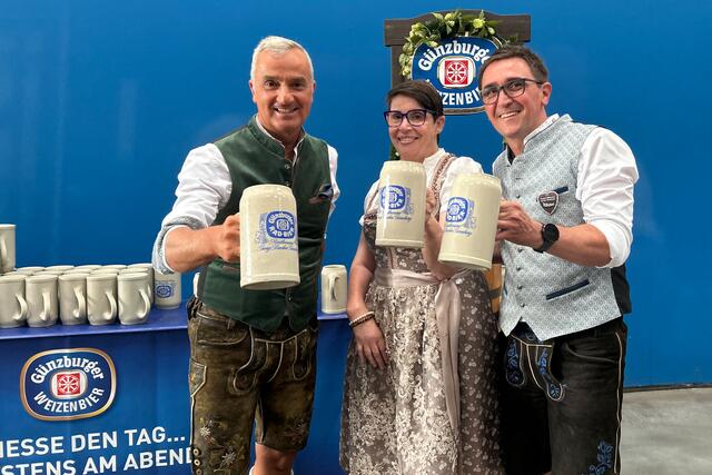 Bei der traditionellen Festbierprobe stoßen mit dem extra gebrauten naturtrüben Festbier auf ein glückliches und friedliches Volksfest 2024 an: Oberbürgermeister Gerhard Jauernig, Sonja Henninger von der Festwirtsfamilie Hahn und Georg Bucher als Geschäftsführer der Radbrauerei Günzburg (von links). | Foto: Julia Ehrlich / Stadt Günzburg