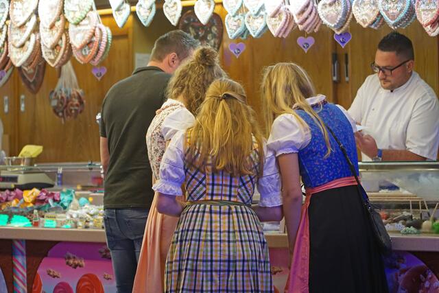 Egal ob im Festzelt oder auf dem großen Festgelände – vom schnellen Fahrgeschäft über die Festzeltstimmung bis zum kulinarischen Schmankerl: Beim Günzburger Volksfest kommt jeder auf seine Kosten. | Foto: Julia Ehrlich / Stadt Günzburg