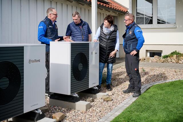 Das Fachhandwerk berät zu den Möglichkeiten, auf moderne, umweltfreundliche Heiztechnik umzustellen. | Foto: djd-k/Vaillant/Bernd Gabriel