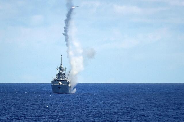 Die kanadische Fregatte VANCOUVER beim Flugkörperschießen | Foto: Bundeswehr