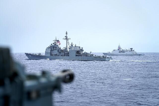 Blick von der Fregatte BADEN- WÜRTTEMBERG auf den US- Kreuzer USS PRINCETON und die niederländische Fregatte HNLMS TROMP | Foto: Bundeswehr