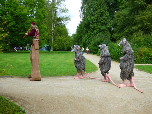Einer der "Walking Acts", keine Ahnung, wer oder was! ;-)))))))))))))))