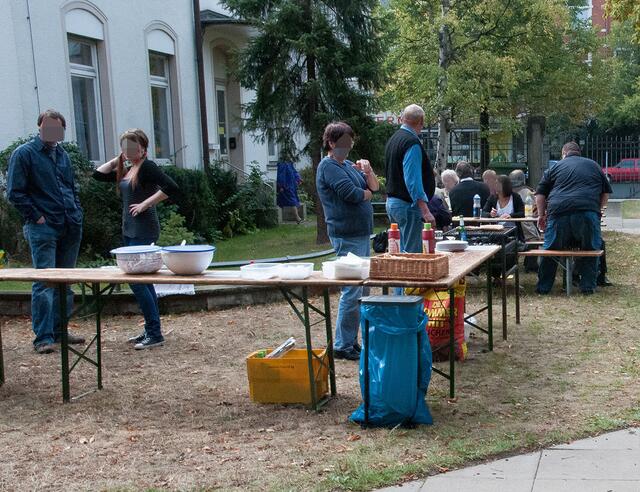 Hier gab es Salate und Bratwurst