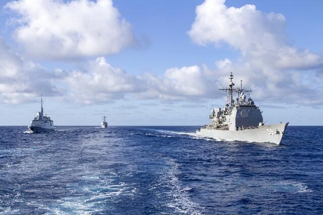 Die USS STERETT (rechts) und die französische Fregatte FS BRETAGNE (links ), fotografiert von Bord der FRANKFURT AM MAIN | Foto: Bundeswehr