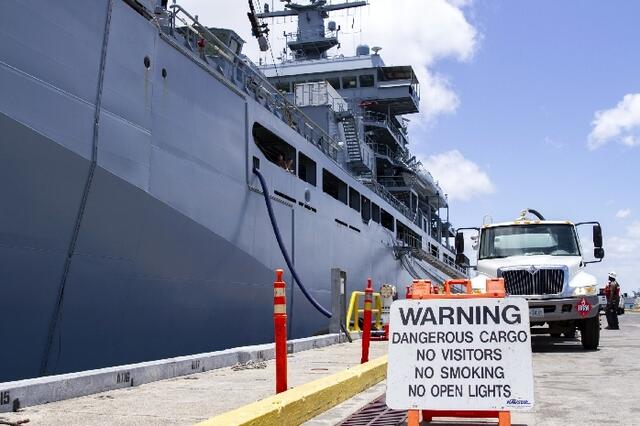 Der Einsatzgruppenversorger FRANKFURT AM MAIN bei der Kraftstoffübernahme in Pearl Harbor | Foto: Bundeswehr