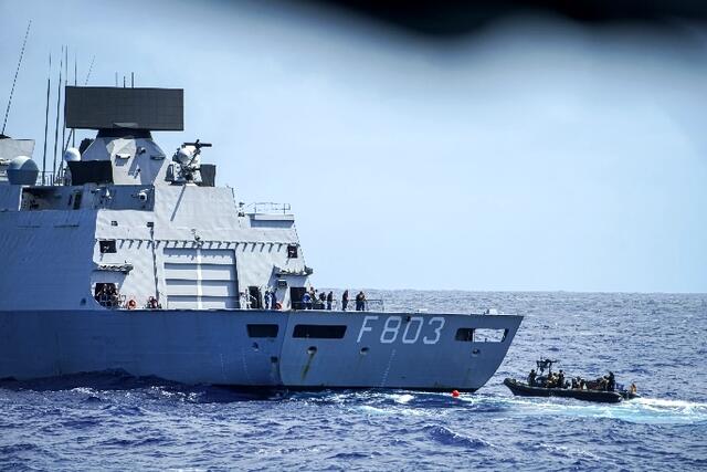 Die deutschen Taucher erreichen den "Tatort": Die Schraube der HNLMS TROMP soll von einem Tampen befreit werden | Foto: Bundeswehr