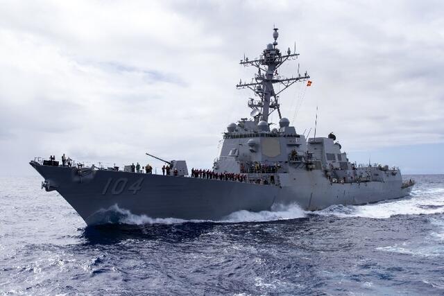 Die USS STERETT läuft zu einem Paletten- RAS auf die FRANKFURT AM MAIN auf. | Foto: Bundeswehr