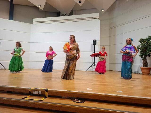 Hier mit bunten Schleierfächern | Foto: Shima Mahi