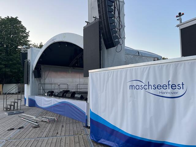 Die große Bühne am Nordufer