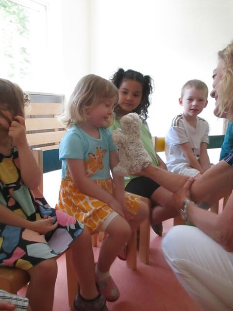 Frau Dörr gestaltet die biblischen Geschichten mit Begleitung der Schafhandpuppe „Molly“. Diese begleitet die Kinder durch Erzählungen der Kinderbibel des alten und neuen Testamentes. 