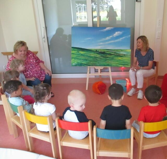 Die Kinder dürfen die Geschichten mit Filzfiguren auf eine große Tafel kleben. Oder auch mit einem „Rollenspiel“ die Szenen nachspielen.