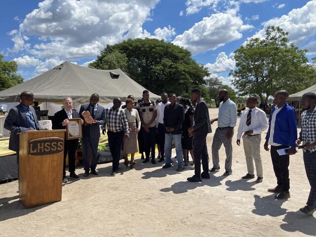 In der Schule wurde ein Zertifikat übergeben. | Foto: Foto: Prof. Dr. Bernhard Maisch