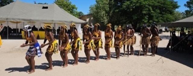 Auftritt der Cultural Group der Schule, die aus Eltern und Lehrern besteht – mit einer rhythmischen Darbietung | Foto: Foto: Prof. Dr. Bernhard Maisch