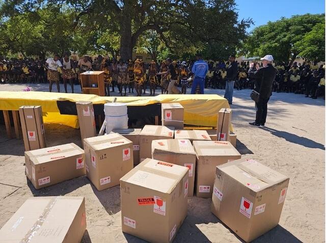 Rotary hat geliefert: Laborausrüstung und Material sind da.... | Foto: Foto: Prof. Dr. Bernhard Maisch