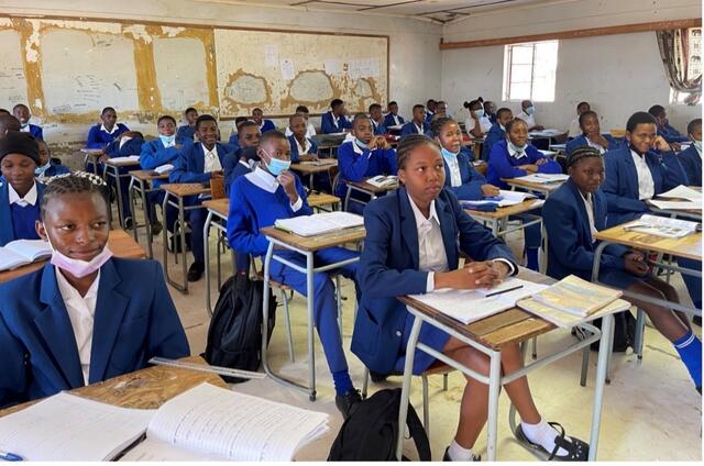 Blick in eine Juniorklasse: Die Schüler tragen Schuluniformen, die Wände aber sind reparaturbedürftig | Foto: Foto: Prof. Dr. Bernhard Maisch