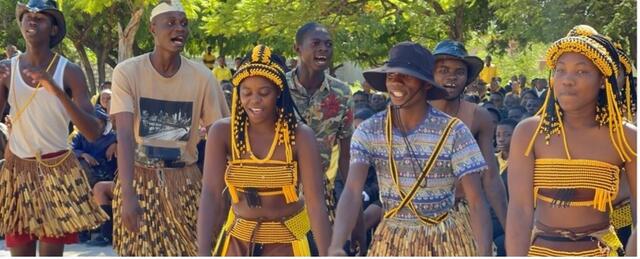 Als Dankeschön und zur Feier des Tages: Tanz auf dem Vorplatz | Foto: © Bernhard Maisch (alle Fotos)