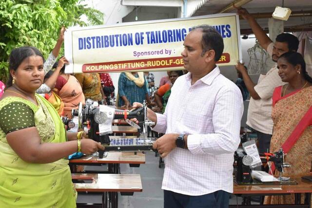 Helfen auch Sie, damit indische Frauen selbständig mit ihren eigenen Nähwerken ihre Familien versorgen und einen wichtigen Beitrag für ihre Gemeinschaft leisten können.