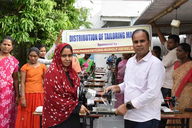 Die indischen Frauen im Bundesstaat Andhra Predesh freuten sich über die gespendeten Kolping Nähmaschinen der Augsburger Stiftung.