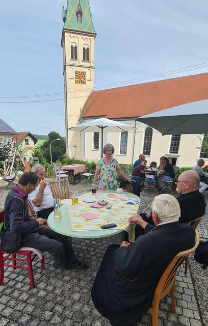 Georg Biggel, Franz Werder, Monika Sohler, Pfarrer Hanspeter Milz und Bischof emer. Dr. Walter Mixa im Cafe ‘s Himmelreich, Merazhofen