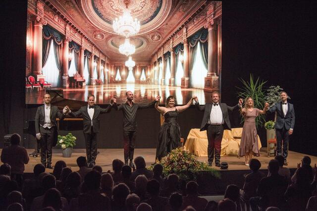 Das Sängerensemble (v. l.) Jacoub Eisa, Philip Lüsebrink, Svetlomir Zlatkov (Klavier), Annika Egert, Daniel Schliewa, Cinzia Zanovello und Patrick Vogel zog das Publikum mit seiner Spielfreude und guten Laune vom ersten Ton an in seinen Bann. Am Ende gab es dann, vollkommen verdient, lang anhaltenden Applaus und „Standing Ovations“.  | Foto: Reinhold Fischer